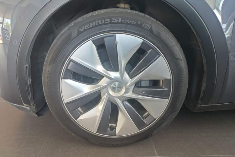 Used Tesla Model Y 2021 Long-Range All-Wheel-Drive Version Exterior 4