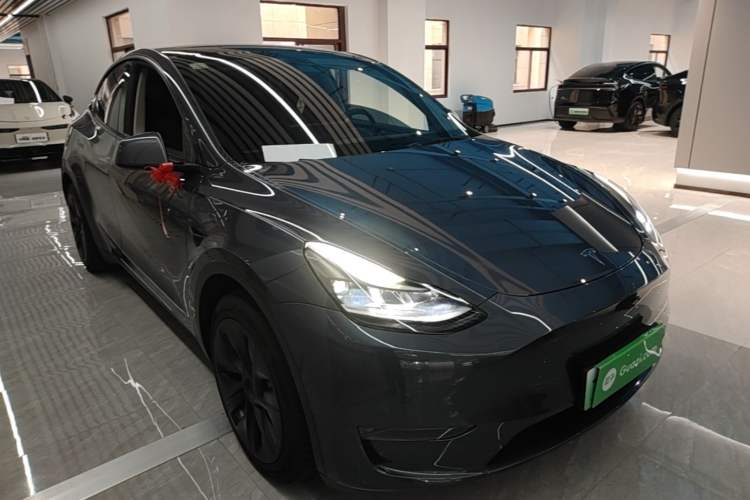 Used Tesla Model Y 2021 Standard Range Rear-Wheel Drive Version Front Right 45 Deg