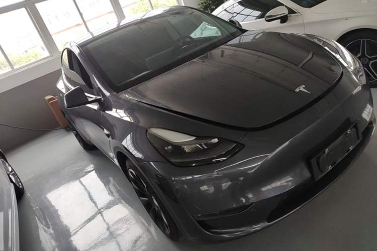 Used Tesla Model Y 2021 Long-Range All-Wheel-Drive Version Front Right 45 Deg