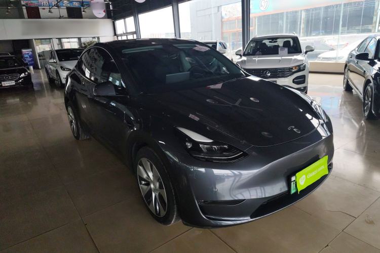 Used Tesla Model Y 2021 Long-Range All-Wheel-Drive Version Front Right 45 Deg