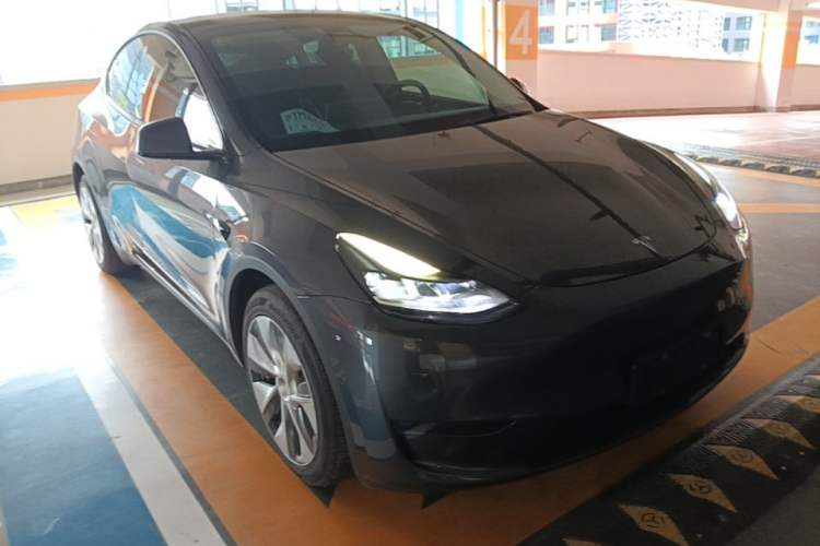 Used Tesla Model Y 2021 Long-Range All-Wheel-Drive Version Front Right 45 Deg