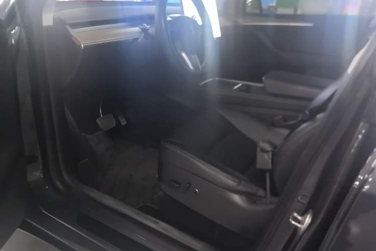 Used Tesla Model Y 2021 Standard Range Rear-Wheel Drive Version Interior 1