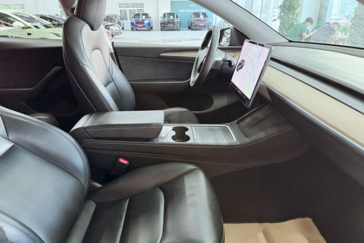 Used Tesla Model Y 2021 Standard Range Rear-Wheel Drive Version Interior 11