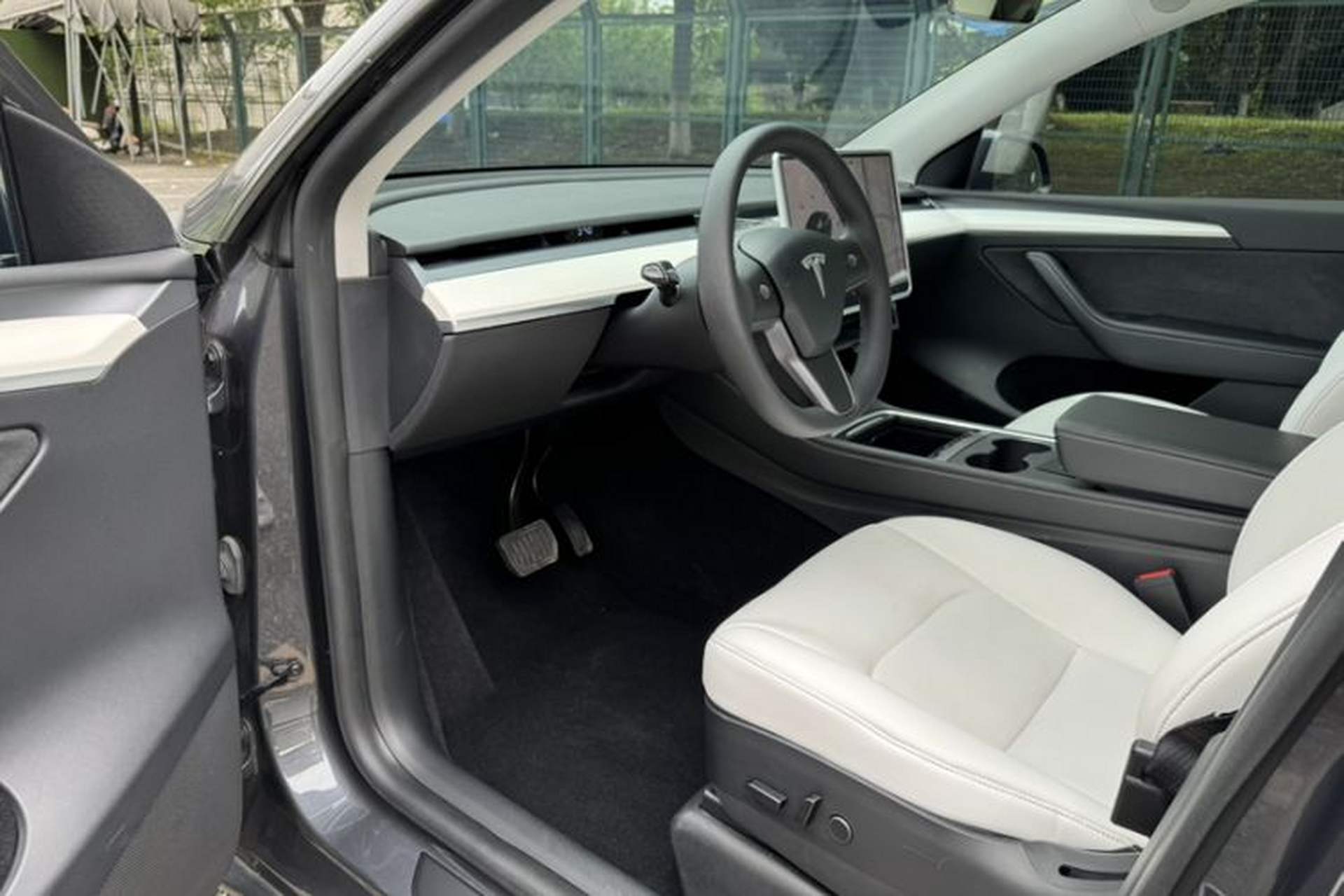 Used Tesla Model Y 2021 Long-Range All-Wheel-Drive Version Interior 2
