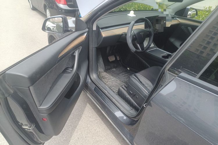 Used Tesla Model Y 2021 Long-Range All-Wheel-Drive Version Interior 3