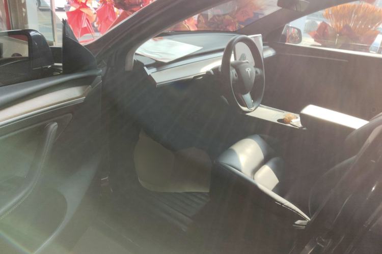 Used Tesla Model Y 2021 Long-Range All-Wheel-Drive Version Interior 3