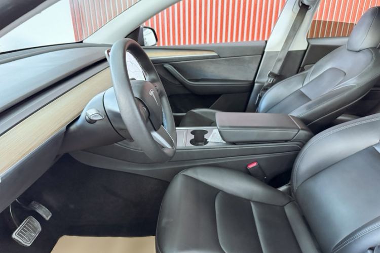 Used Tesla Model Y 2021 Standard Range Rear-Wheel Drive Version Interior 3