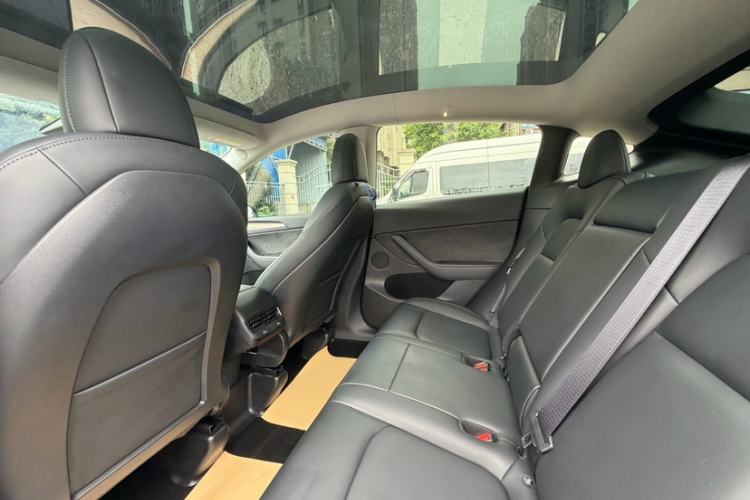 Used Tesla Model Y 2021 Long-Range All-Wheel-Drive Version Interior 3