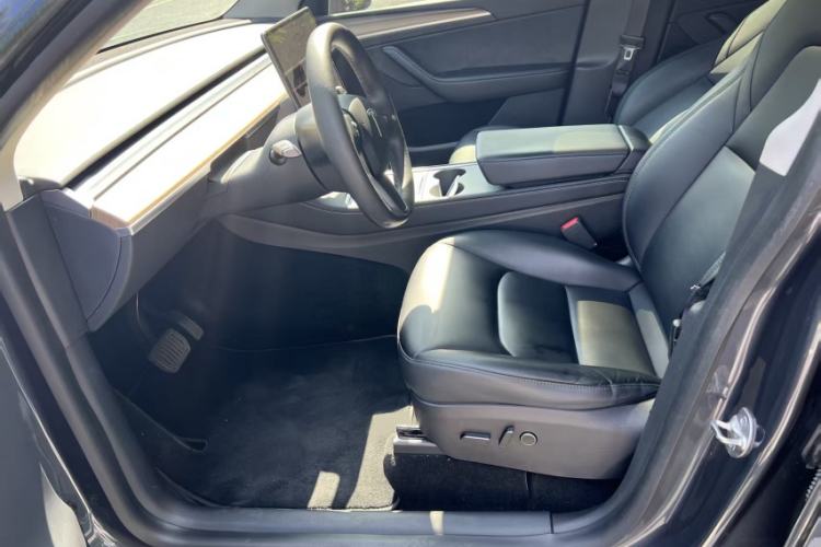 Used Tesla Model Y 2021 Standard Range Rear-Wheel Drive Version Interior 3