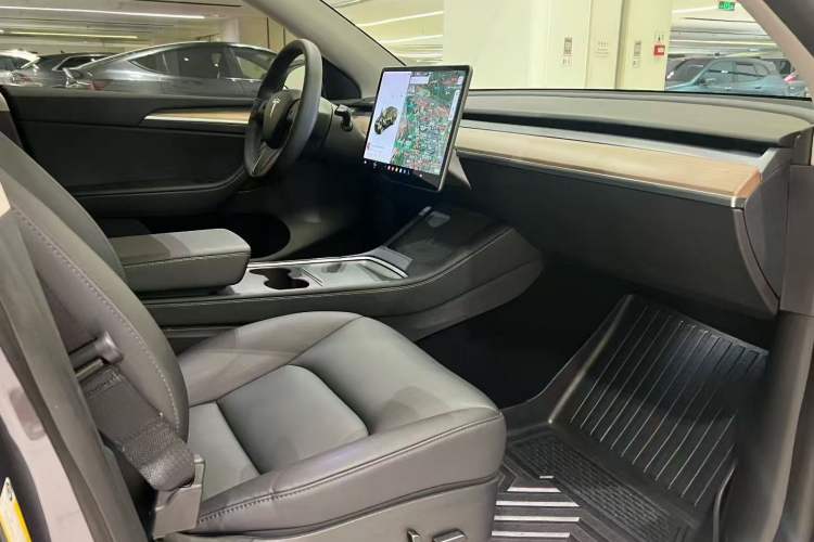 Used Tesla Model Y 2021 Standard Range Rear-Wheel Drive Version Interior 4