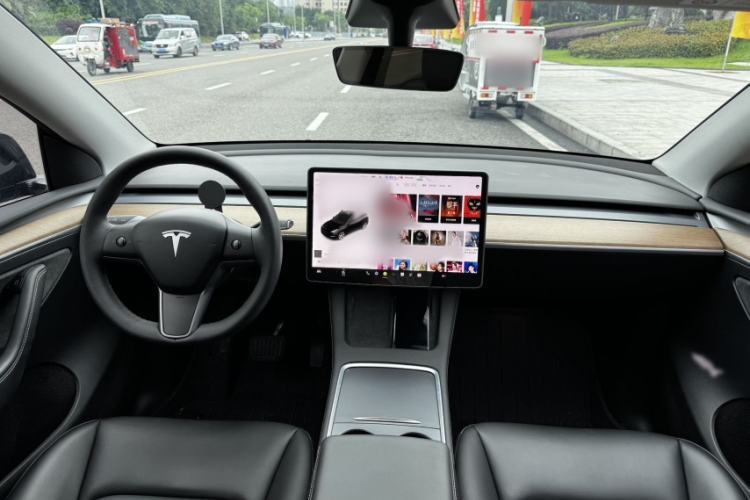 Used Tesla Model Y 2021 Long-Range All-Wheel-Drive Version Interior 4
