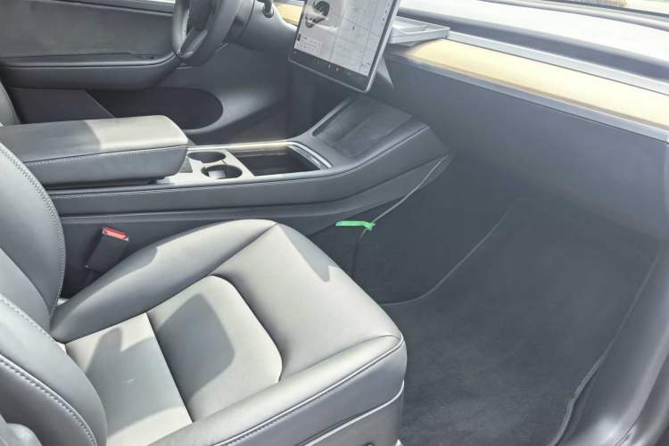 Used Tesla Model Y 2021 Standard Range Rear-Wheel Drive Version Interior 4