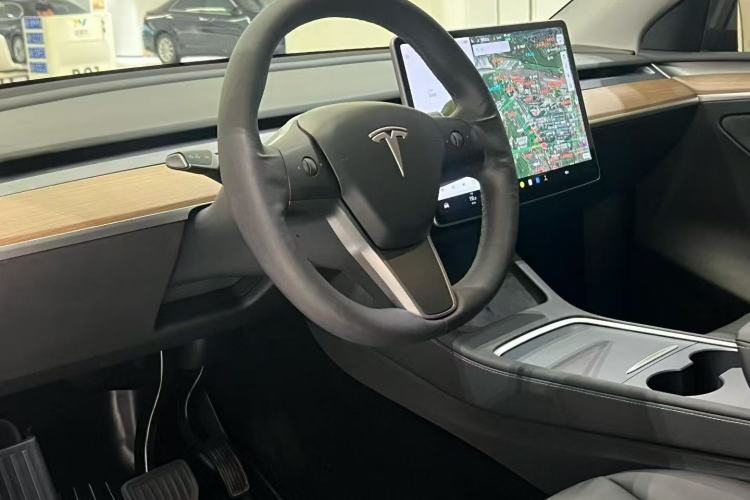 Used Tesla Model Y 2021 Standard Range Rear-Wheel Drive Version Interior 5