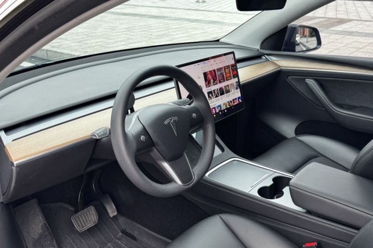 Used Tesla Model Y 2021 Long-Range All-Wheel-Drive Version Interior 5