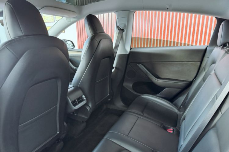Used Tesla Model Y 2021 Standard Range Rear-Wheel Drive Version Interior 5