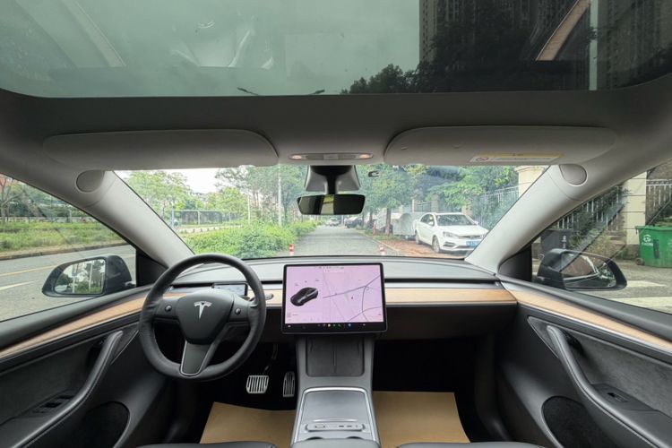 Used Tesla Model Y 2021 Long-Range All-Wheel-Drive Version Interior 7