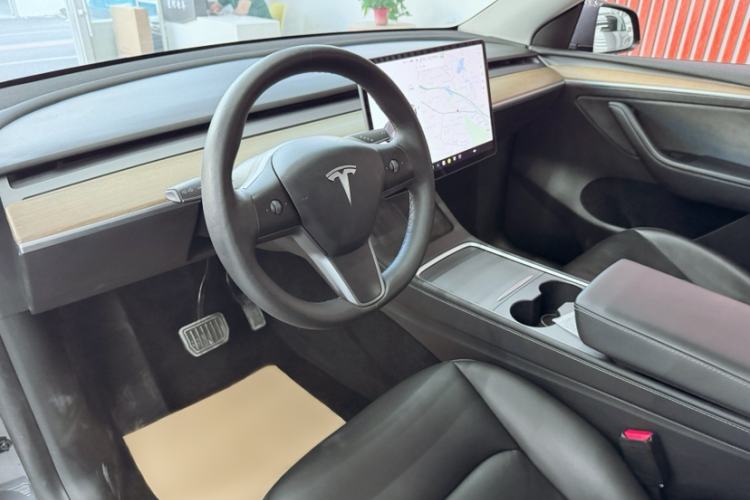 Used Tesla Model Y 2021 Standard Range Rear-Wheel Drive Version Interior 8