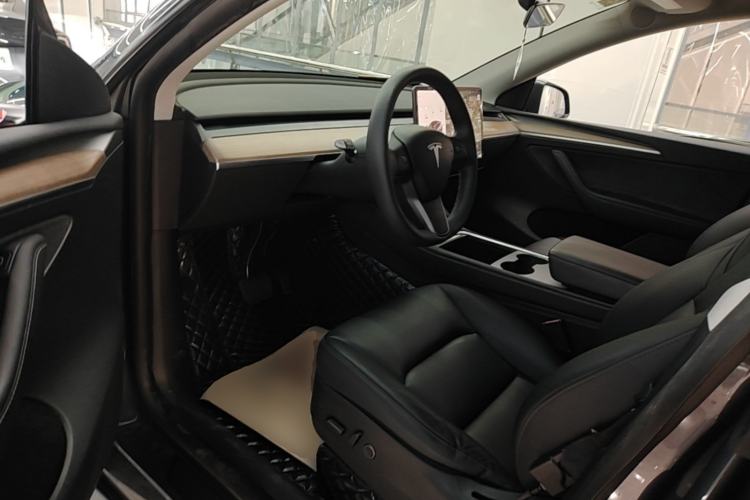 Used Tesla Model Y 2021 Standard Range Rear-Wheel Drive Version Left Front Seat