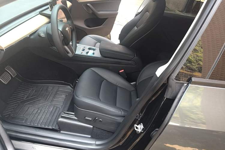 Used Tesla Model Y 2021 Standard Range Rear-Wheel Drive Version Left Front Seat