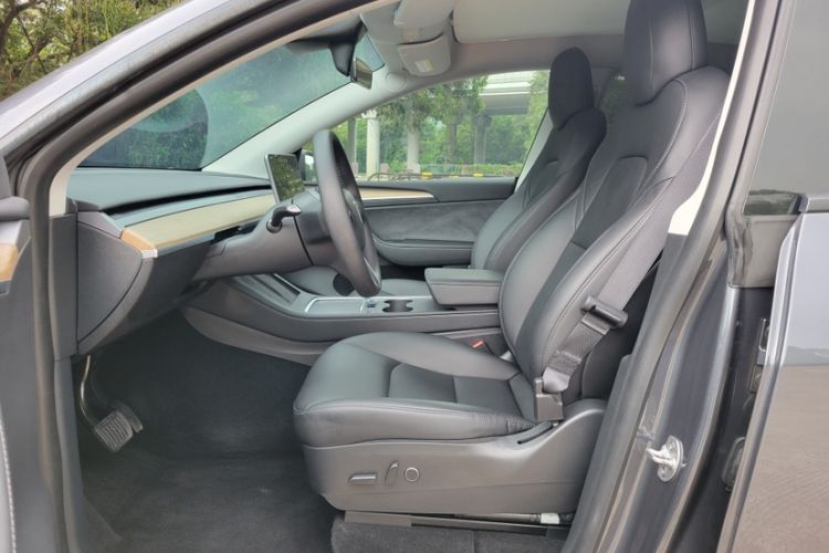Used Tesla Model Y 2021 Standard Range Rear-Wheel Drive Version Left Front Seat