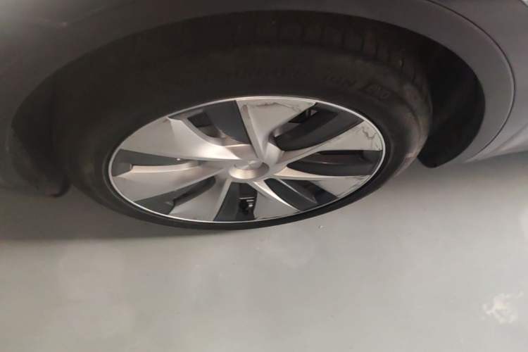 Used Tesla Model Y 2021 Standard Range Rear-Wheel Drive Version Left Front Wheel Hub