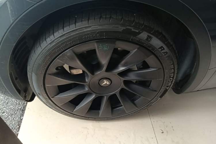 Used Tesla Model Y 2021 Long-Range All-Wheel-Drive Version Left Front Wheel Hub