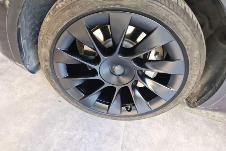 Used Tesla Model Y 2021 Long-Range All-Wheel-Drive Version 3D7 Left Front Wheel Hub