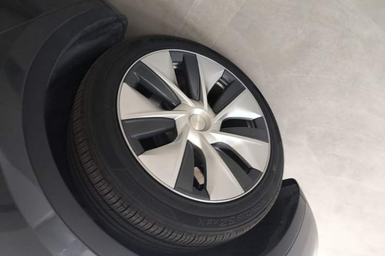 Used Tesla Model Y 2021 Long-Range All-Wheel-Drive Version Left Front Wheel Hub