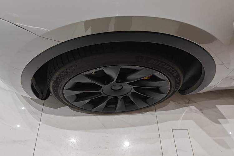 Used Tesla Model Y 2021 Standard Range Rear-Wheel Drive Version Left Front Wheel Hub