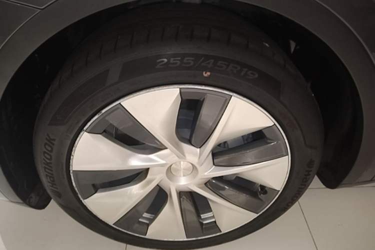 Used Tesla Model Y 2021 Standard Range Rear-Wheel Drive Version Left Front Wheel Hub