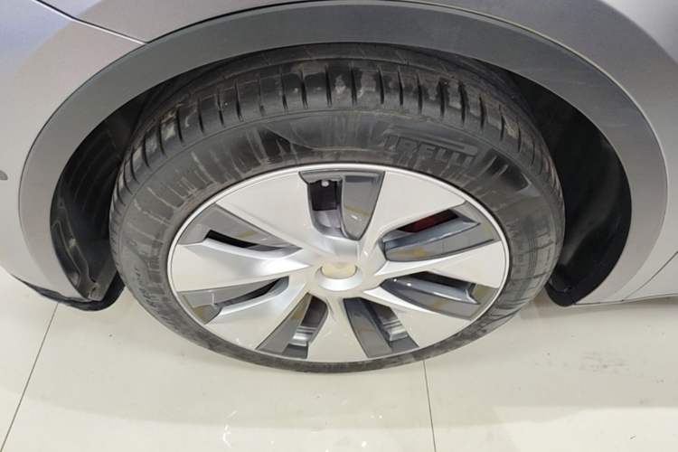 Used Tesla Model Y 2021 Long-Range All-Wheel-Drive Version 3D7 Left Front Wheel Hub
