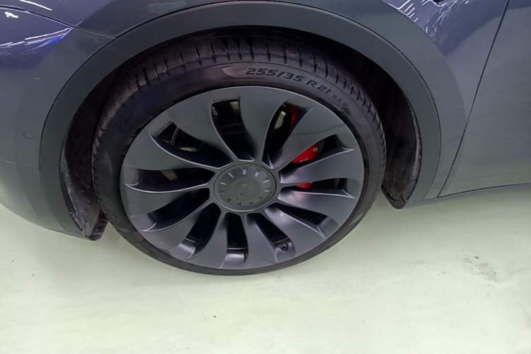 Used Tesla Model Y 2021 Performance High-Performance All-Wheel-Drive Version Left Front Wheel Hub