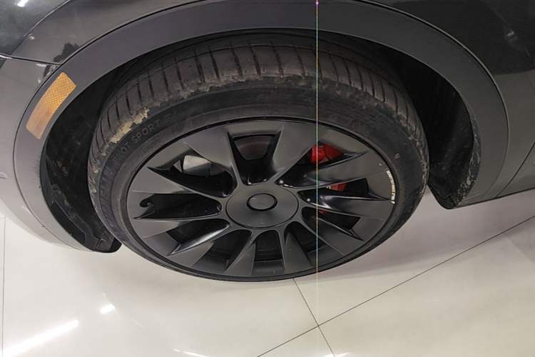 Used Tesla Model Y 2021 Long-Range All-Wheel-Drive Version 3D7 Left Front Wheel Hub