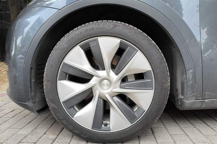 Used Tesla Model Y 2021 Long-Range All-Wheel-Drive Version Left Front Wheel Hub