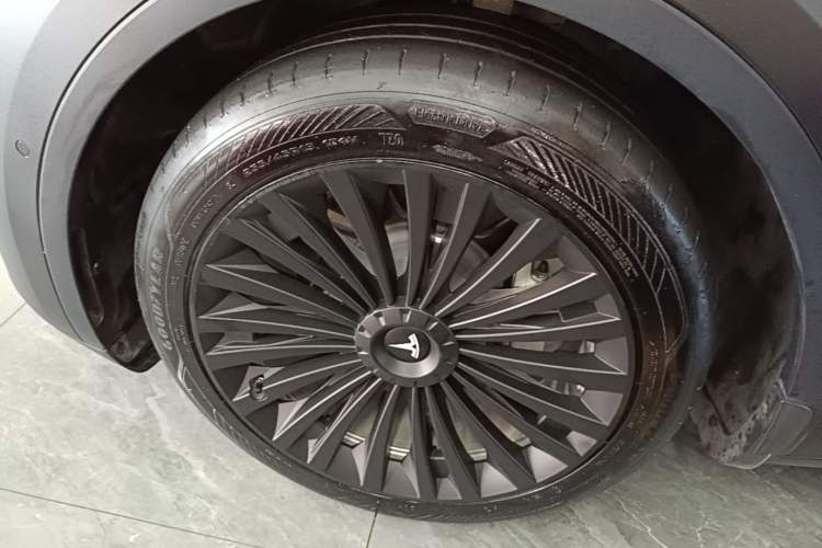 Used Tesla Model Y 2021 Long-Range All-Wheel-Drive Version 3D7 Left Front Wheel Hub