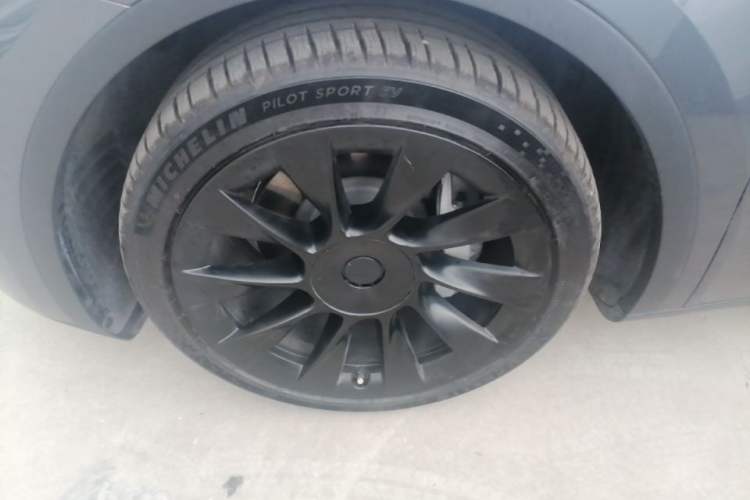 Used Tesla Model Y 2021 Long-Range All-Wheel-Drive Version Left Front Wheel Hub