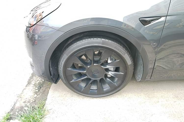 Used Tesla Model Y 2021 Long-Range All-Wheel-Drive Version Left Front Wheel Hub