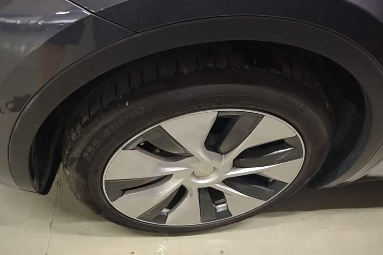 Used Tesla Model Y 2021 Long-Range All-Wheel-Drive Version 3D7 Left Front Wheel Hub