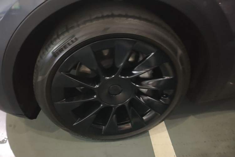 Used Tesla Model Y 2021 Long-Range All-Wheel-Drive Version Left Front Wheel Hub