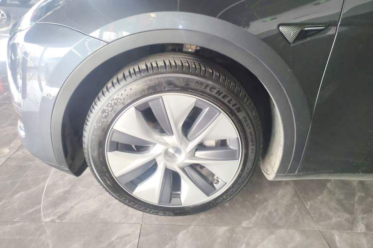Used Tesla Model Y 2021 Standard Range Rear-Wheel Drive Version Left Front Wheel Hub