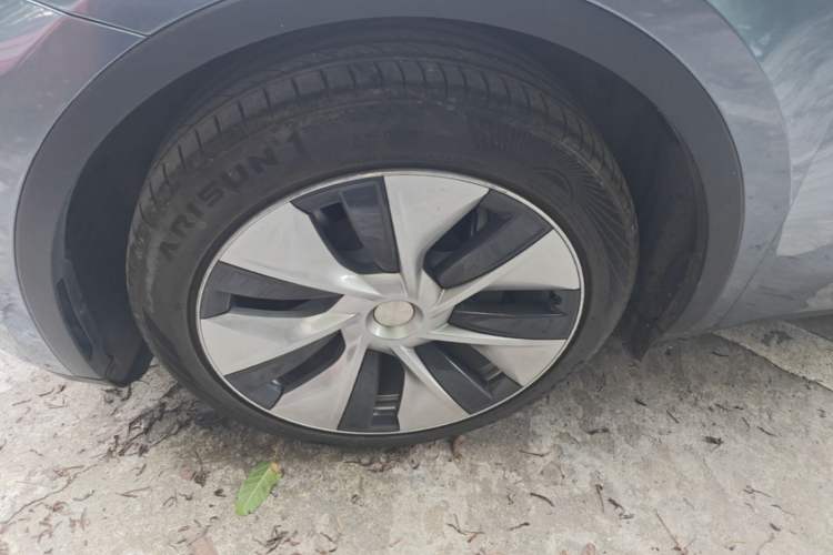 Used Tesla Model Y 2021 Long-Range All-Wheel-Drive Version Left Front Wheel Hub