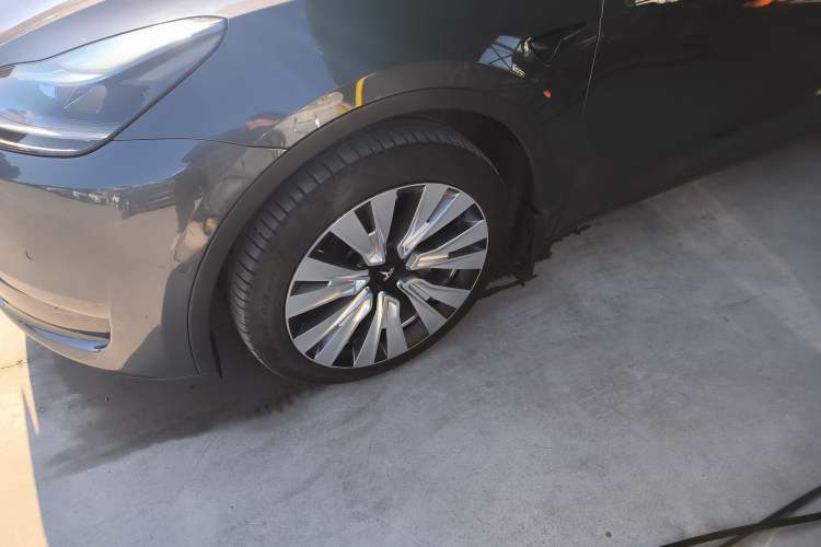 Used Tesla Model Y 2021 Long-Range All-Wheel-Drive Version Left Front Wheel Hub