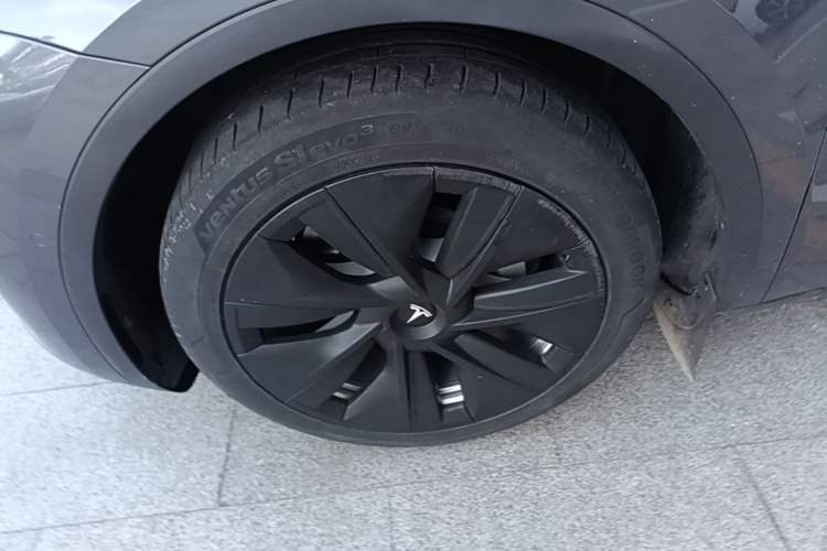 Used Tesla Model Y 2021 Long-Range All-Wheel-Drive Version 3D7 Left Front Wheel Hub