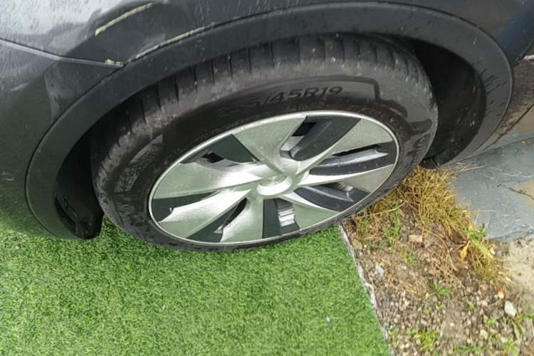Used Tesla Model Y 2021 Long-Range All-Wheel-Drive Version 3D7 Left Front Wheel Hub