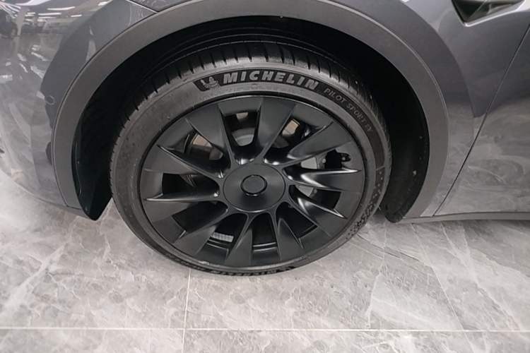 Used Tesla Model Y 2021 Long-Range All-Wheel-Drive Version Left Front Wheel Hub