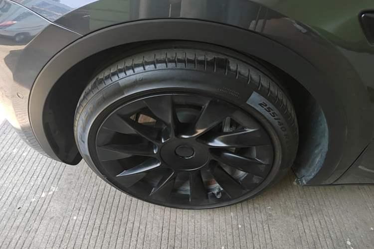 Used Tesla Model Y 2021 Long-Range All-Wheel-Drive Version Left Front Wheel Hub