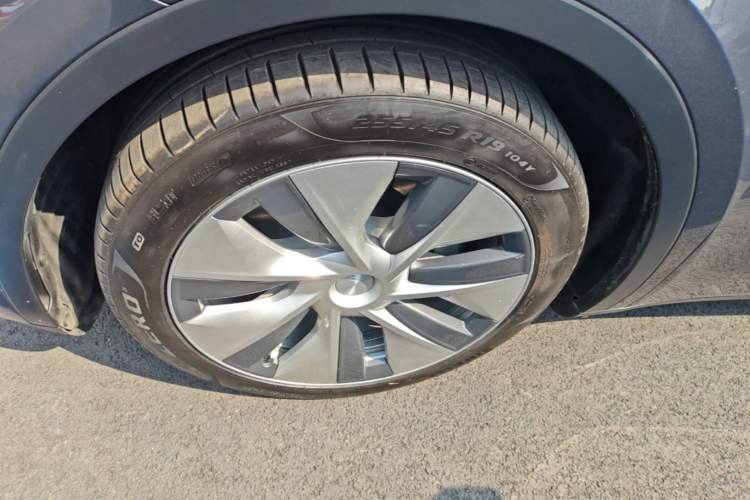Used Tesla Model Y 2021 Long-Range All-Wheel-Drive Version Left Front Wheel Hub