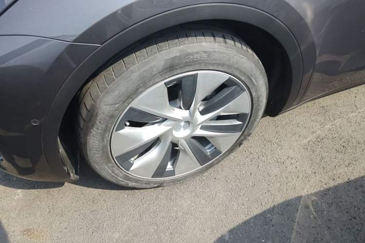 Used Tesla Model Y 2021 Long-Range All-Wheel-Drive Version Left Front Wheel Hub