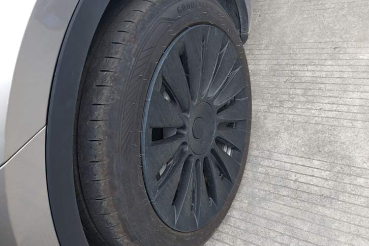 Used Tesla Model Y 2021 Long-Range All-Wheel-Drive Version Left Front Wheel Hub