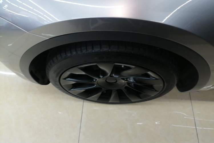 Used Tesla Model Y 2021 Long-Range All-Wheel-Drive Version 3D7 Left Front Wheel Hub